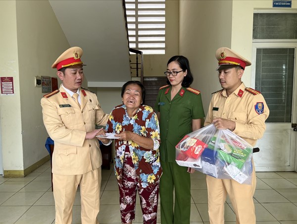 Cảnh sát giao thông giúp đỡ 3 bà cháu bị xe khách bỏ giữa đường