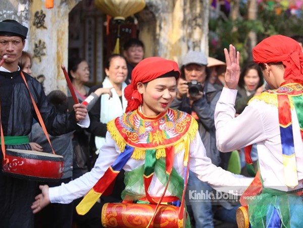 Trai tráng tô son, đánh phấn múa “con đĩ đánh bồng” giữa lòng Thủ đô
