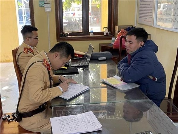 Xử phạt tài xế không nhường đường cho xe ưu tiên