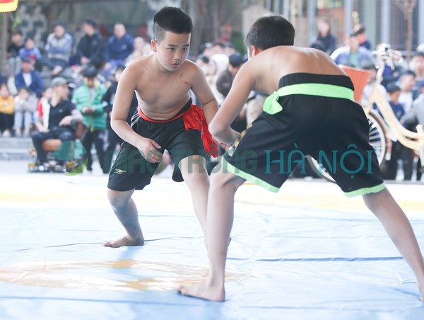 Hà Nội: Thanh thiếu niên hào hứng tham gia hội vật làng Bùng