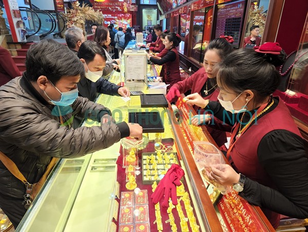 Ngày vía Thần Tài các cửa hàng vàng nhộn nhịp khách ra vào