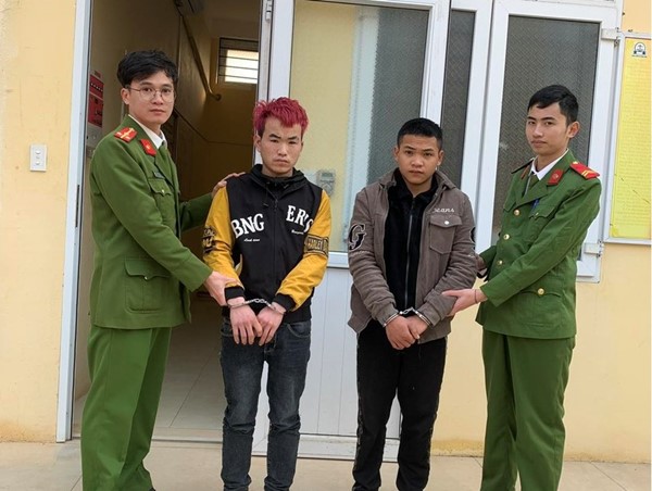 Nhóm trai bản rải đá chặn đường, dùng hung khí cưỡng đoạt tài sản