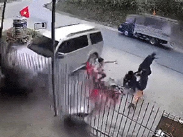 CLIP: Xe con mất lái lao vào nhà dân