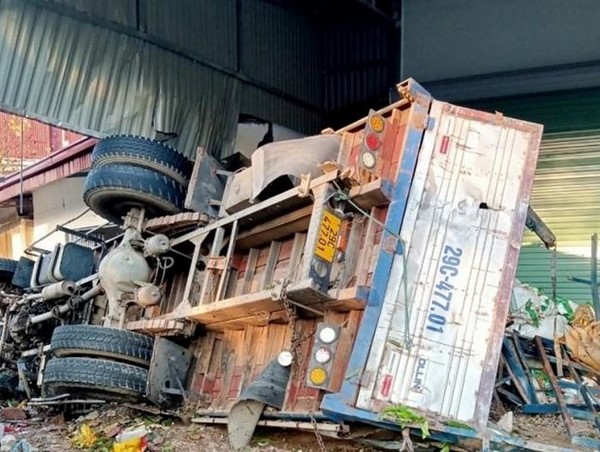 Ô tô đâm vào nhà dân, phụ xe tử vong tại chỗ 