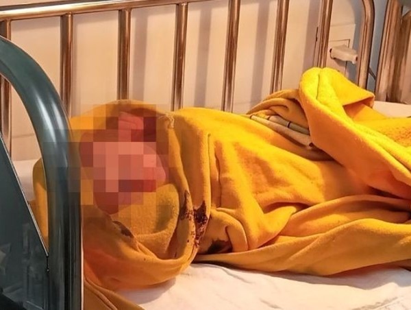 Bé gái sơ sinh còn nguyên dây rốn bị bỏ rơi trên tàu