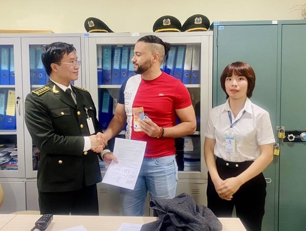 Hỗ trợ khách nước ngoài tìm lại áo khoác có gần 60 triệu đồng