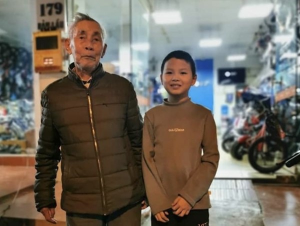 Cụ ông vui mừng khi nhận lại số tiền lớn đánh rơi từ cậu bé học sinh lớp 5