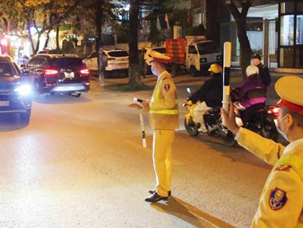 Tài xế "ma men" chống đối khiến 2 CSGT nhập viện