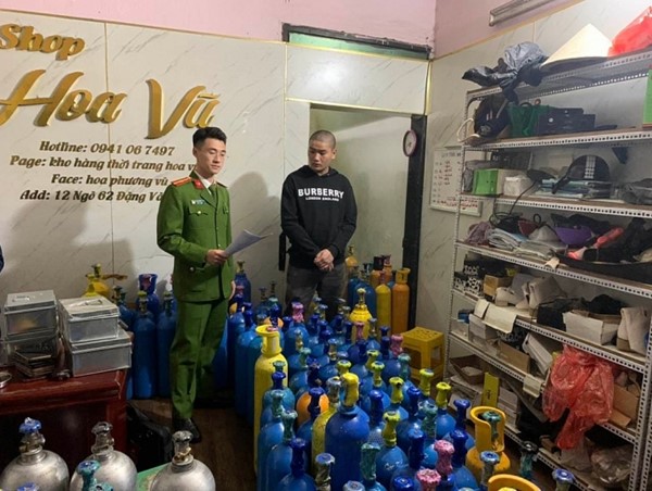 Triệt phá kho tập kết số lượng lớn bình "khí cười"