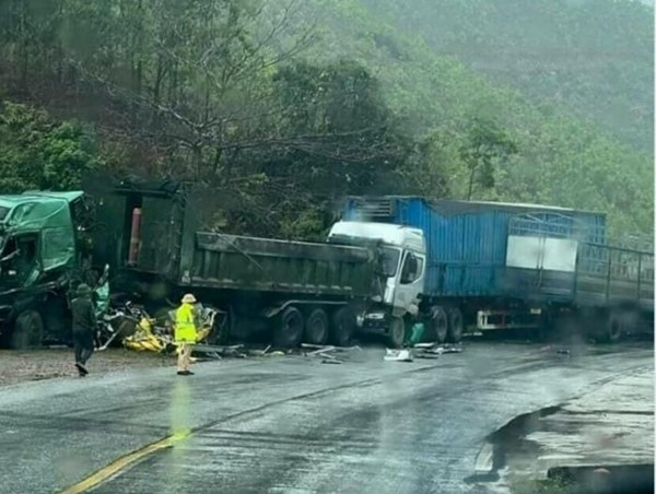 Tai nạn liên hoàn trên quốc lộ 18A, 2 người thương vong