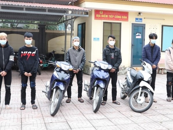 Triệu tập 6 thanh niên bốc đầu xe, quay clip đăng lên mạng xã hội