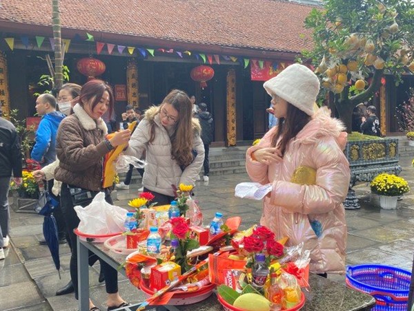 Rằm tháng Giêng, người Hà Nội đội mưa đi lễ chùa