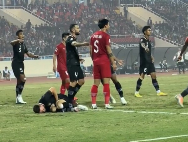 Sao nhập tịch Indonesia lên tiếng về pha ăn vạ thô thiển để câu thẻ