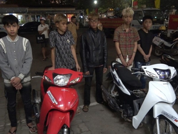 Nhóm "quái xế" lạng lách, ném vỏ chai bia vào Cảnh sát cơ động