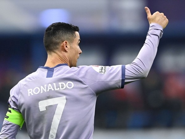 Ronaldo vượt mốc 500 bàn thắng sau khi ghi 4 bàn vào lưới Al Wehda