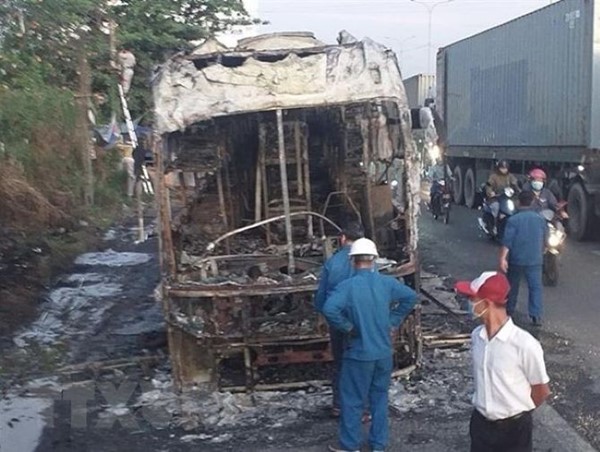 Tai nạn giao thông mới nhất hôm nay (10/2/2023): Xe khách bốc cháy khi đang chạy trên đường, hàng chục khách hoảng loạn