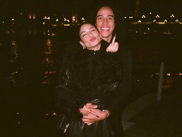 Vanessa Hudgens khoe nhẫn đính hôn