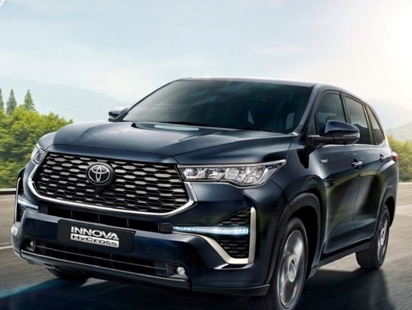 Xe “hot” Toyota Innova 2023 “cháy hàng”, khách đặt cọc 1 năm mới có xe 