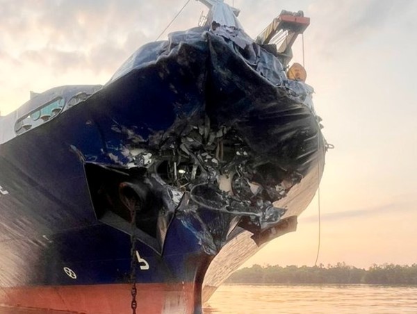 TP Hồ Chí Minh: Hai tàu hàng va chạm trên sông Lòng Tàu