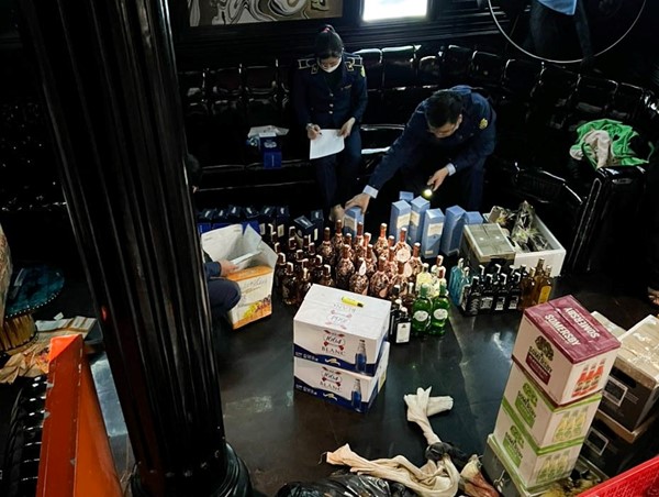 Hà Nội: Phát hiện cơ sở kinh doanh khí cười, rượu lậu trên phố Mã Mây