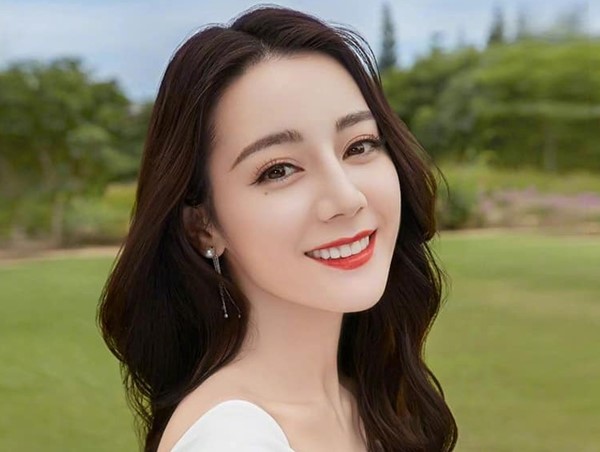 Địch Lệ Nhiệt Ba lộng lẫy trong trang phục váy cưới