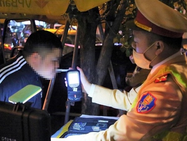 Vi phạm nồng độ cồn còn lăng mạ cảnh sát 141