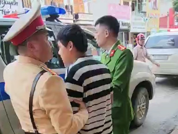 Trên đường tuần tra, CSGT kịp thời khống chế kẻ chém người rồi lẩn trốn