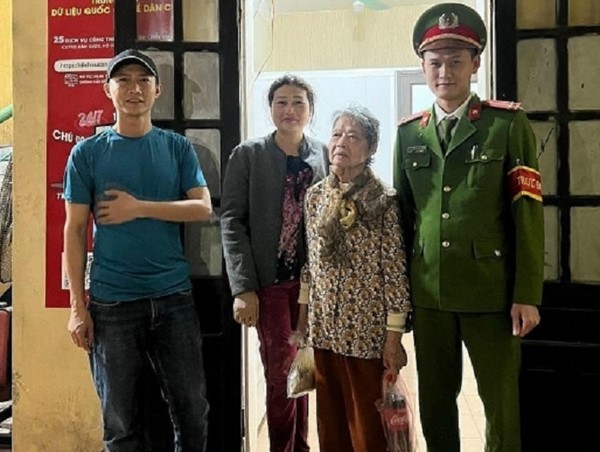 Giúp đỡ cụ bà 83 tuổi đi lạc trên đường về với gia đình