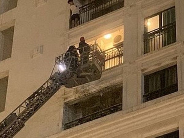 Kịp thời ngăn chặn người đàn ông ngoại quốc định nhảy từ tầng 8 trong đêm 
