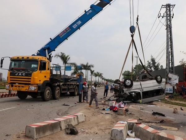 Khẩn trương cứu chữa nạn nhân vụ tai nạn nghiêm trọng ở Quảng Nam