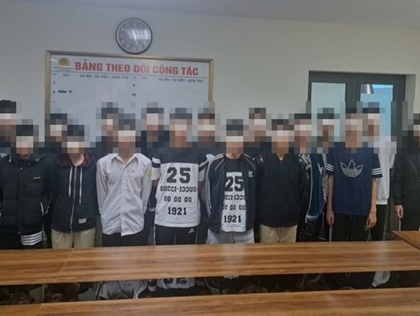 Hơn 20 thiếu niên mang hung khí gây náo loạn đường phố