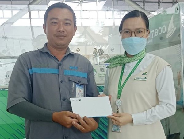 Nhân viên bốc xếp ở sân bay trả lại 1 tỷ đồng cho khách bỏ quên