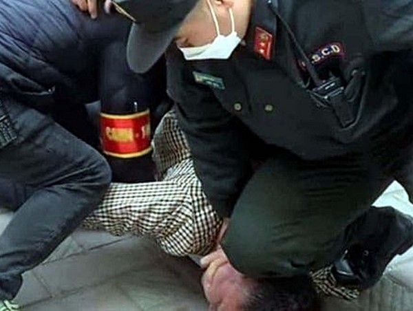 Tài xế ô tô "bật lại" Cảnh sát 141 khi bị kiểm tra nồng độ cồn 