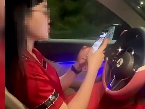 Xử phạt nữ tài xế Mercedes buông hai tay khi lái ô tô để quay TikTok