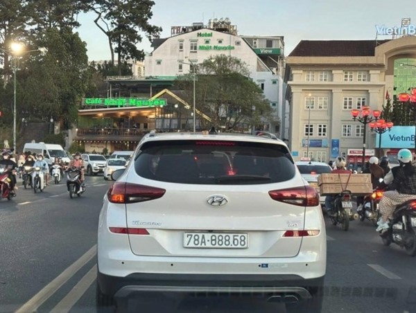 Phạt 5 triệu đồng tài xế dùng băng dính sửa biển số xe để né phạt nguội