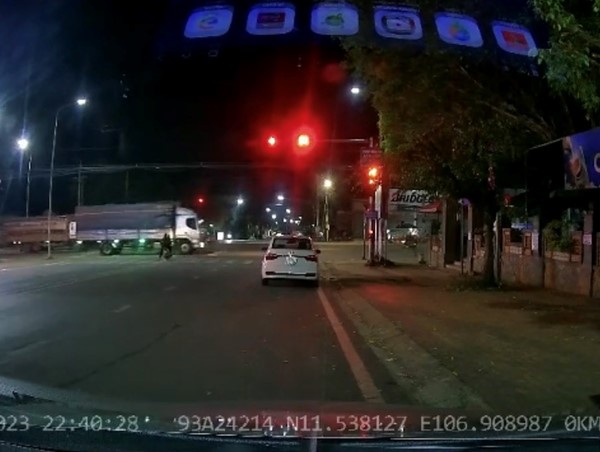 CLIP: Kinh hoàng khi xe máy vượt đèn đỏ