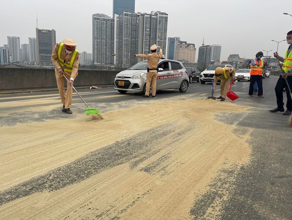 CSGT thu dọn nhiều bao cám gạo rơi trên đường Vành đai 3