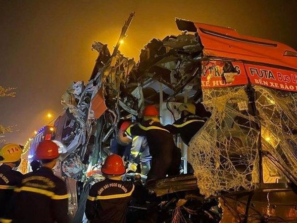 Xe khách đâm vào đuôi xe tải chở gạch, 16 người thương vong