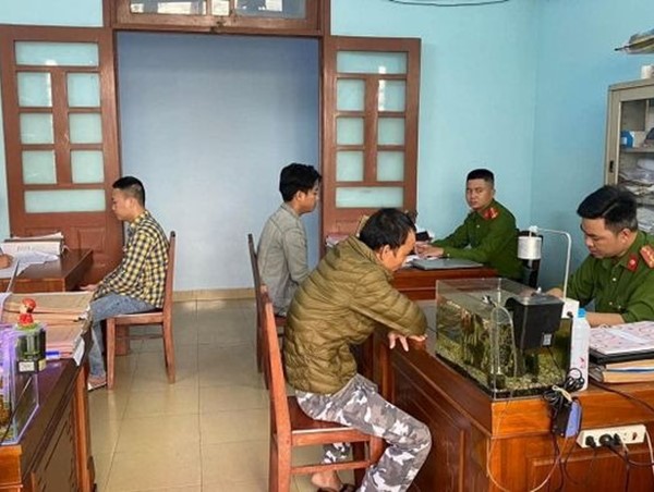 Khởi tố 3 đối tượng đánh 2 nữ nhân viên gác chắn