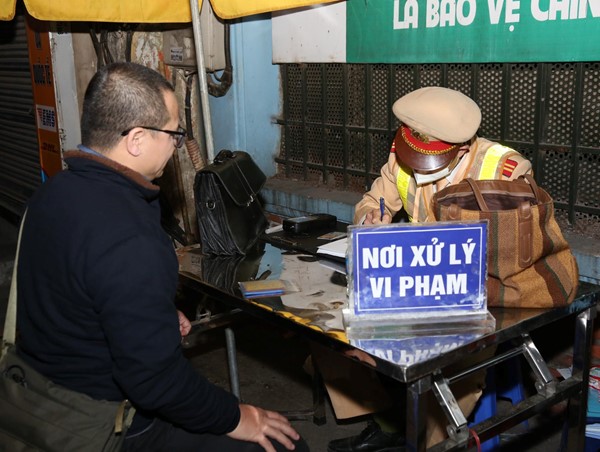 Cảnh sát 141 phát hiện người đàn ông “găm hàng” khi kiểm tra nồng độ cồn