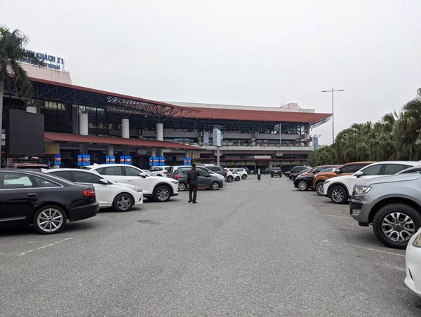 Thu phí không dừng ở sân bay: Tốt nhưng cần thận trọng