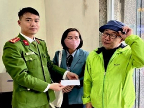 Hà Nội: Tìm chủ nhân số tiền 30 triệu đồng đánh rơi trên phố Đặng Tiến Đông