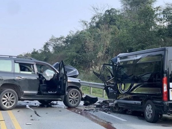 Ô tô va chạm với xe khách trên cao tốc Nội Bài - Lào Cai, 4 người bị thương