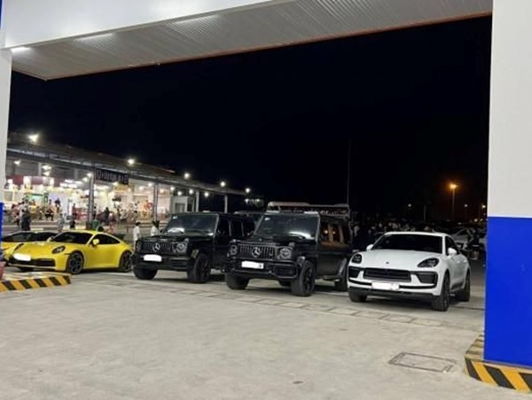 Kiểm tra 20 siêu xe chạy trên cao tốc, CSGT phát hiện hàng loạt lỗi vi phạm