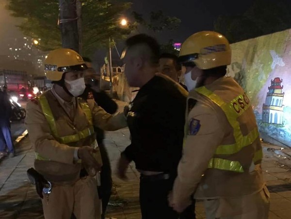 Bị kiểm tra nồng độ cồn, tài xế ô tô hất CSGT lên nắp capo rồi bỏ chạy