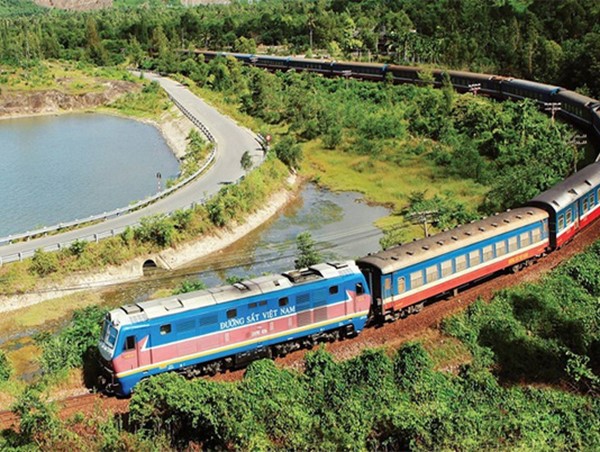 Bộ GTVT trả lời kiến nghị về đẩy mạnh vận tải hàng hóa qua đường thủy và đường sắt 