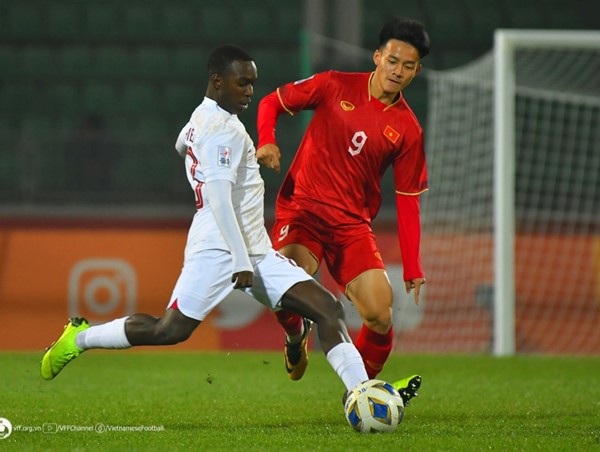 Thắng U20 Qatar 2-1, U20 Việt Nam vươn lên dẫn đầu bảng B