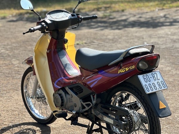 Xe máy Suzuki “xì-po” biển ngũ quý 8 được chào bán giá 1,2 tỷ đồng 