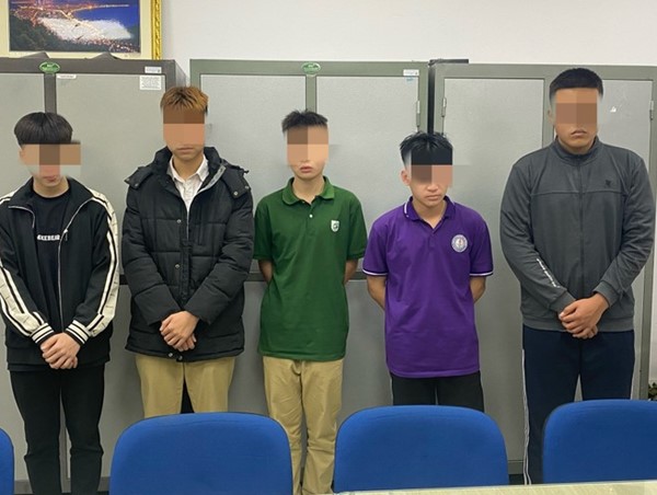 Nhóm thanh thiếu niên mang theo hung khí, đi xe máy phóng lạng lách