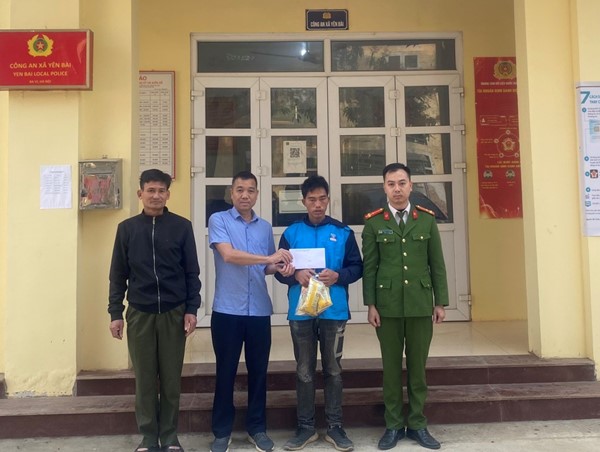 Công an xã hỗ trợ người đàn ông ngất xỉu giữa đường về quê